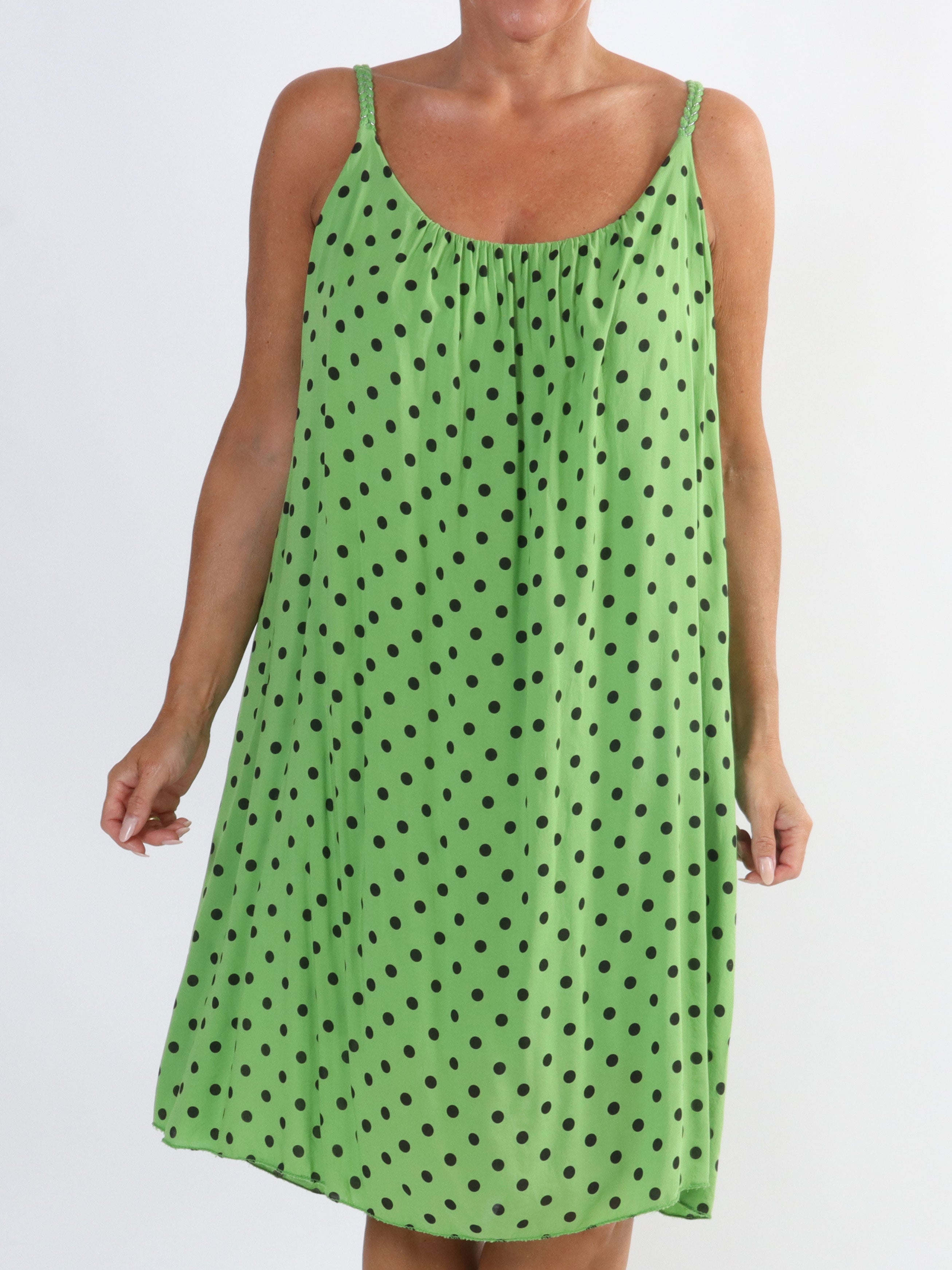 Annie Dot - Prikket plus size kjole i viskose med flettet stropper